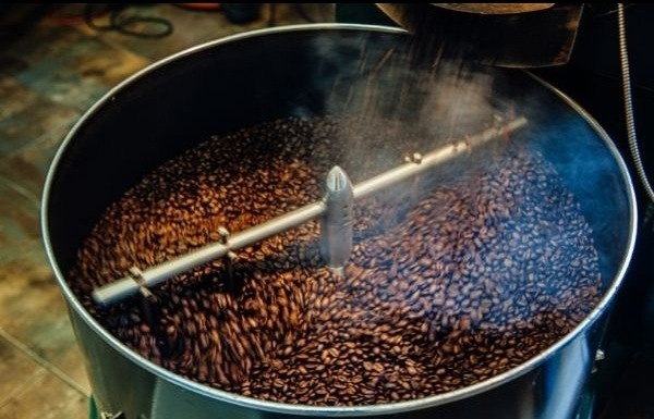 Carga de café crudo en el tostador 