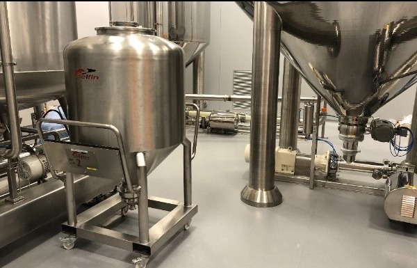 Loading of bins and drums for the pharmaceutical industry with pneumatic conveyor